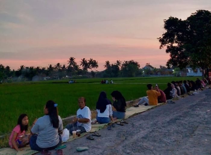 Nongkrong Santai di Jagongan Ngopi Ngeneh: Wisata Alam Cilacap yang Menyegarkan